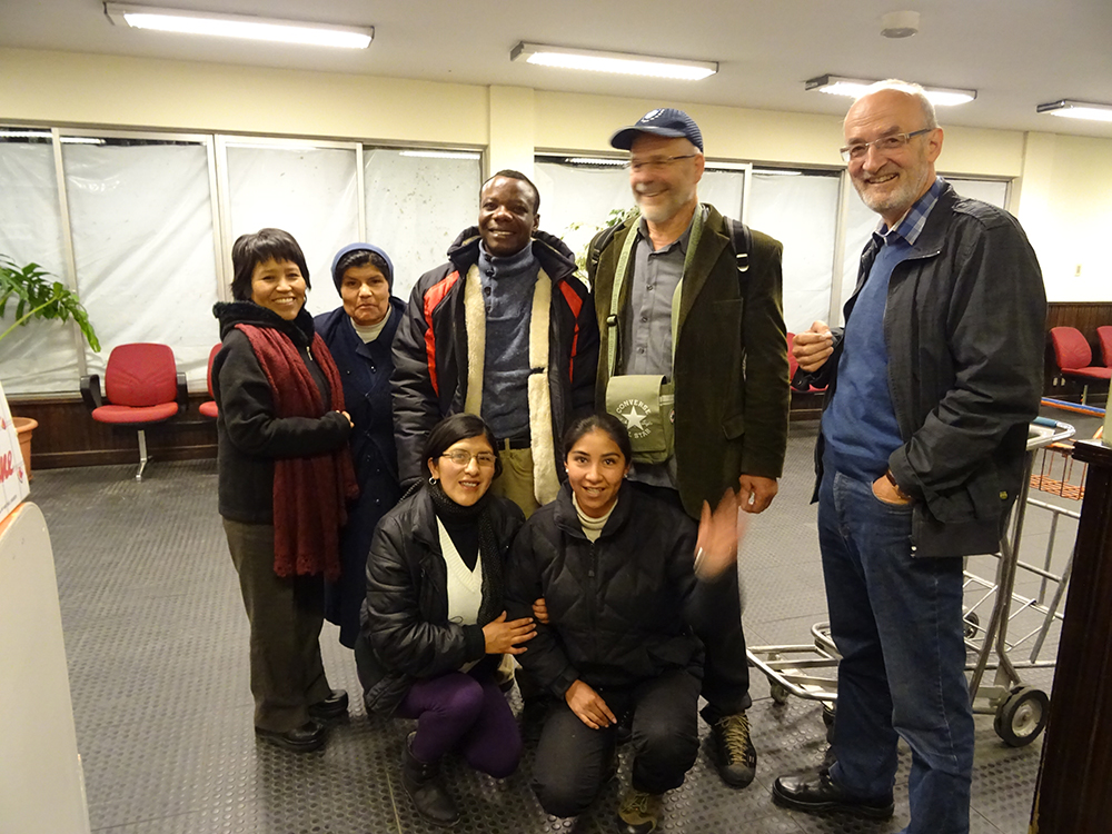 Das Team von Para-Niños-Bolivien begrüßt die zwei Padres, Padre Nico (Laireiter) und Padre Juan (Bräuer) am Flughafen von La Paz.